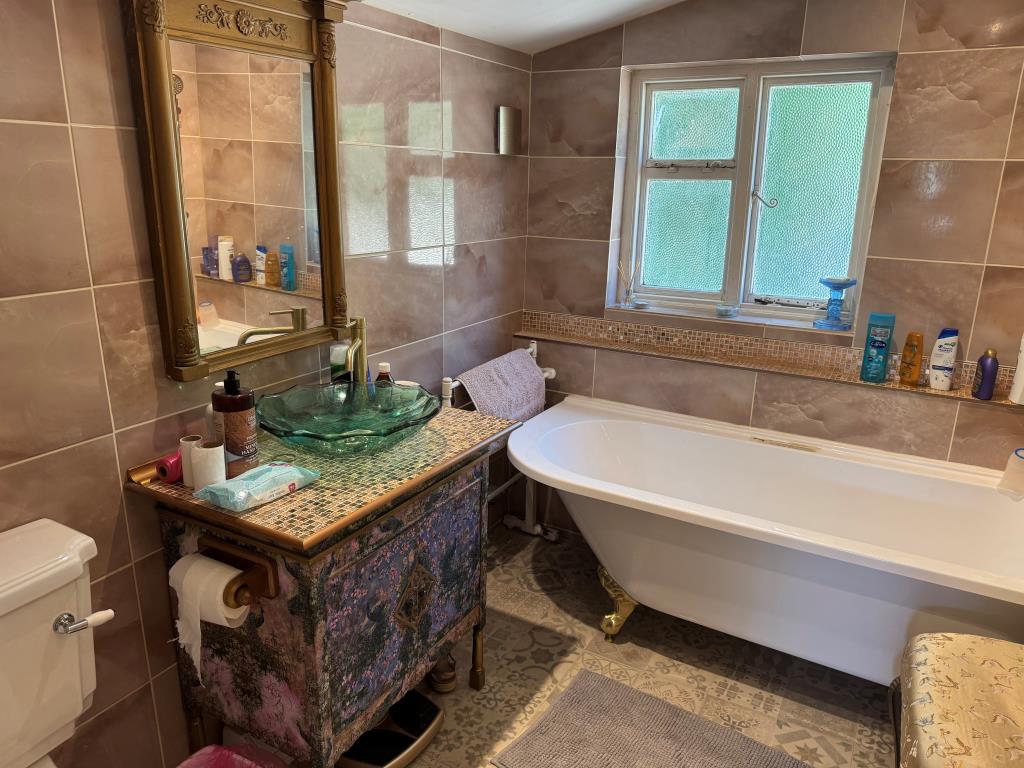 Lot: 159 - DETACHED BUNGALOW WITH POTENTIAL ON 1.6 ACRE PLOT - The Bathroom